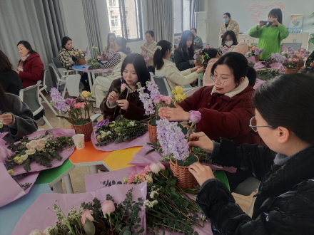 一群小孩围坐在桌子边AI 生成的内容可能不正确。 一群小孩围坐在桌子边AI 生成的内容可能不正确。