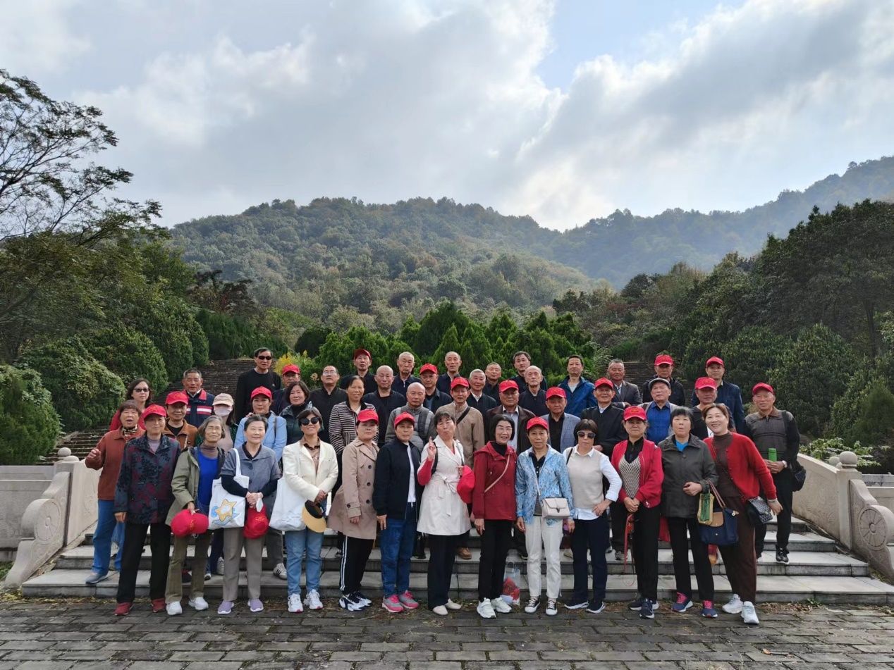 一群人站在山上描述已自动生成 一群人站在山上描述已自动生成