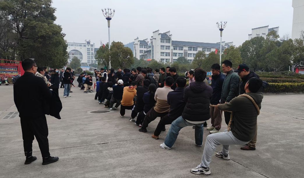 一群人在广场上描述已自动生成 一群人在广场上描述已自动生成