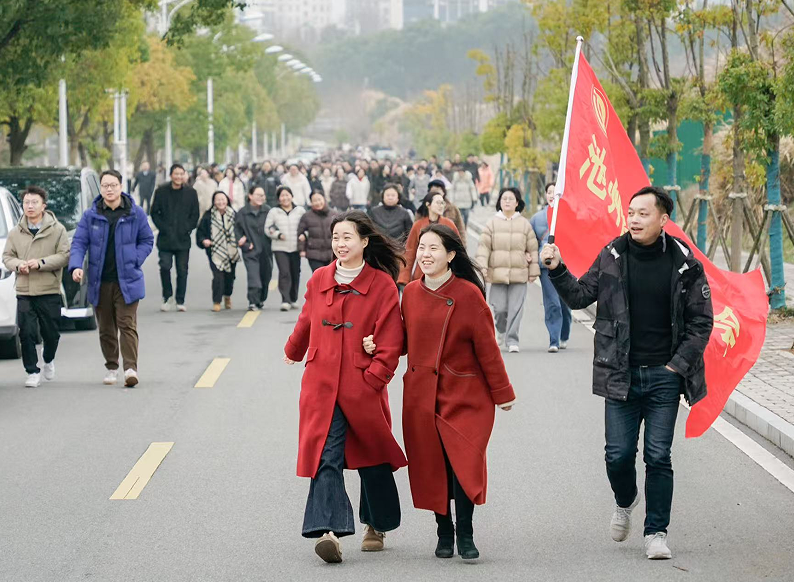 一群人在街道上游行AI 生成的内容可能不正确。 一群人在街道上游行AI 生成的内容可能不正确。